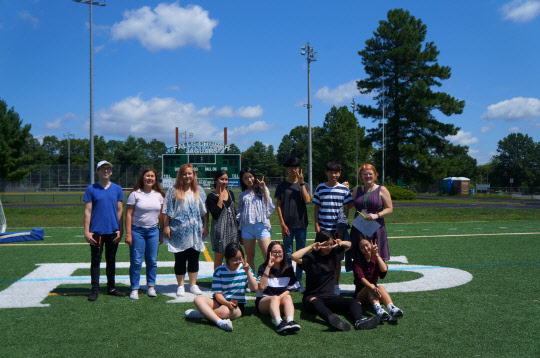 구로구가 관내 청소년들의 글로벌 역량 강화와 교류도시 우호 증진을 위해 프랑스 이씨레물리노시, 중국 북경시 통주구와의 청소년 교류 프로그램을 운영하고 있다고 20일 밝혔다. 프랑스는 7월 19일부터 28일까지 8박 10일, 중국은 8월 7일부터 13일까지 6박 7일 방문할 예정이다. 구로구는 이를 위해 관내 거주 고등학생 32명을 모집한다. 한편 구로구는 교류도시 미국 버지니아주 페어팩스카운티시 청소년대표단이 구로구를 방문함에 따라 7월 20일부터 23일까지 3박 4일간 홈스테이를 제공할 가정도 모집한다. 미국  페어팩스카운티를 방문한 구로구 학생들이 기념촬영을 하고 있다. 구로구 제공